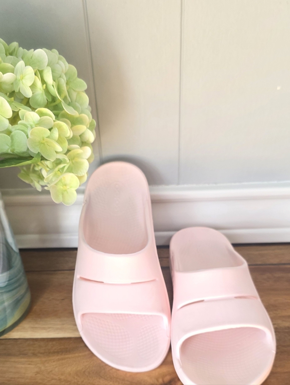 Women's OOFOS Slide - Size: 8 Color Pink. GOOD CONDITION! Purchased AUG. 2025.